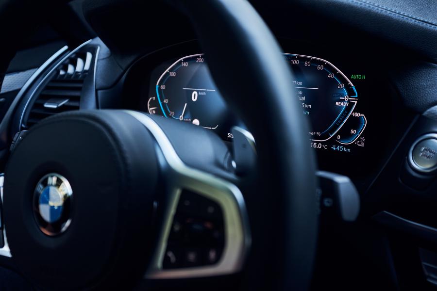 Панель приборов BMW X3 xDrive30e M Sport (G01) 2019 года  (WW) (фото 15 из 19)